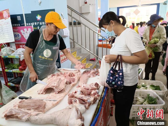 資料圖：海口市民在農貿市場購買肉類。　張月和 攝