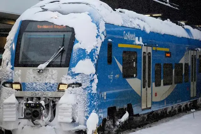 12月2日，在德國慕尼黑，列車被雪覆蓋。（圖片來源：新華社/美聯(lián)）