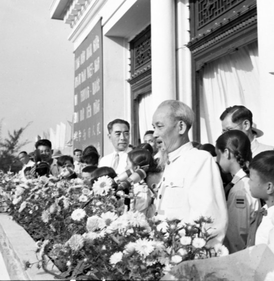 1960年5月13日，河內(nèi)市八萬市民舉行盛大集會(huì)，歡迎周恩來總理。圖為胡志明主席、周恩來總理在大會(huì)主席臺上。