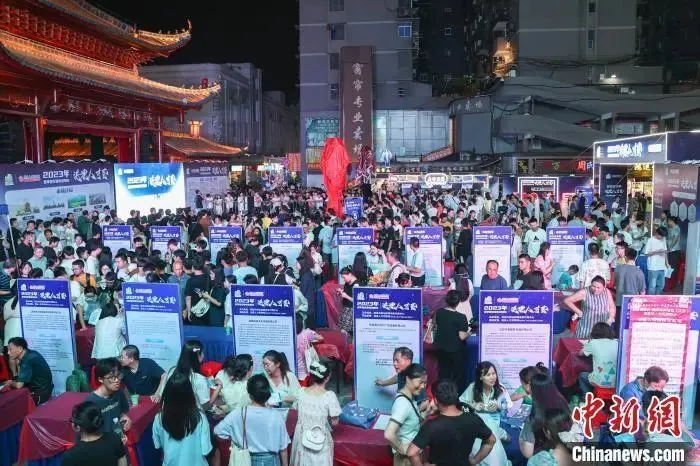 資料圖：圖為招聘會(huì)現(xiàn)場(chǎng)，不少求職者在尋找工作機(jī)會(huì)?！⒘?攝