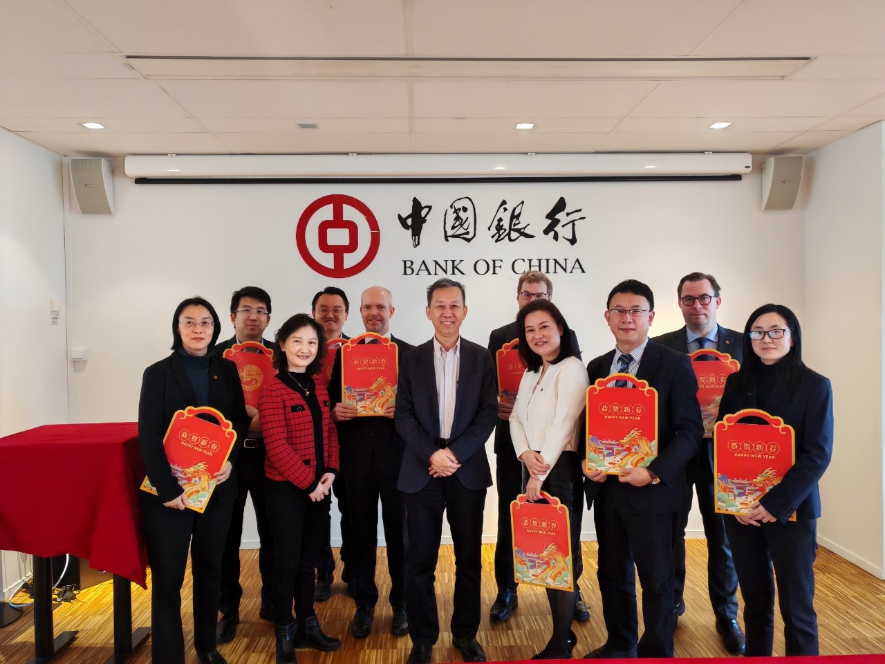 中国驻瑞典大使崔爱民（左六）与中国银行（欧洲）有限公司斯德哥尔摩分行中外员工合影。中国驻瑞典大使馆供图