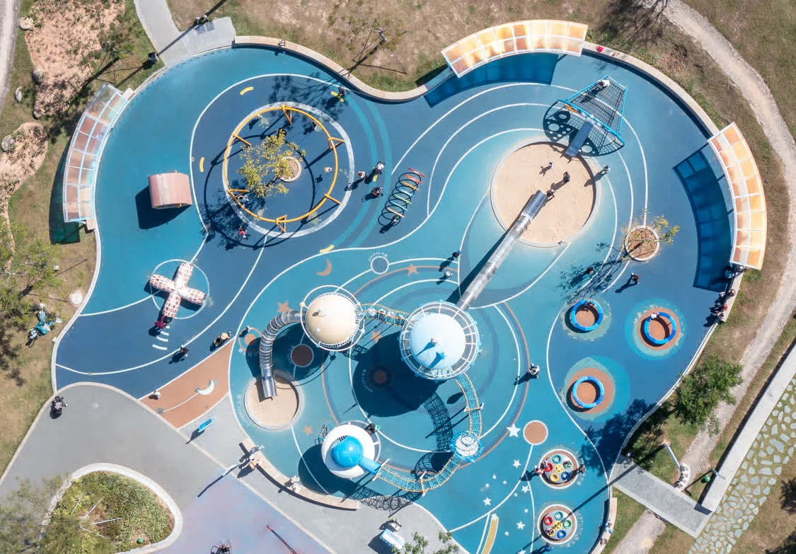 2023年11月17日，家長(zhǎng)帶著兒童在深圳北站中心公園的星球主題樂園玩耍（無人機(jī)照片）。新華社記者 毛思倩 攝