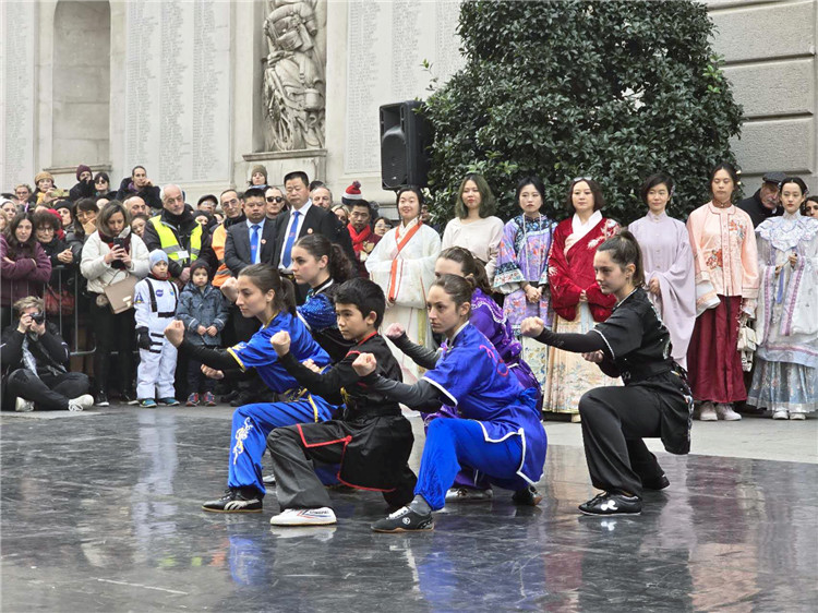 當地武術學院進行武術表演。張錫琪攝