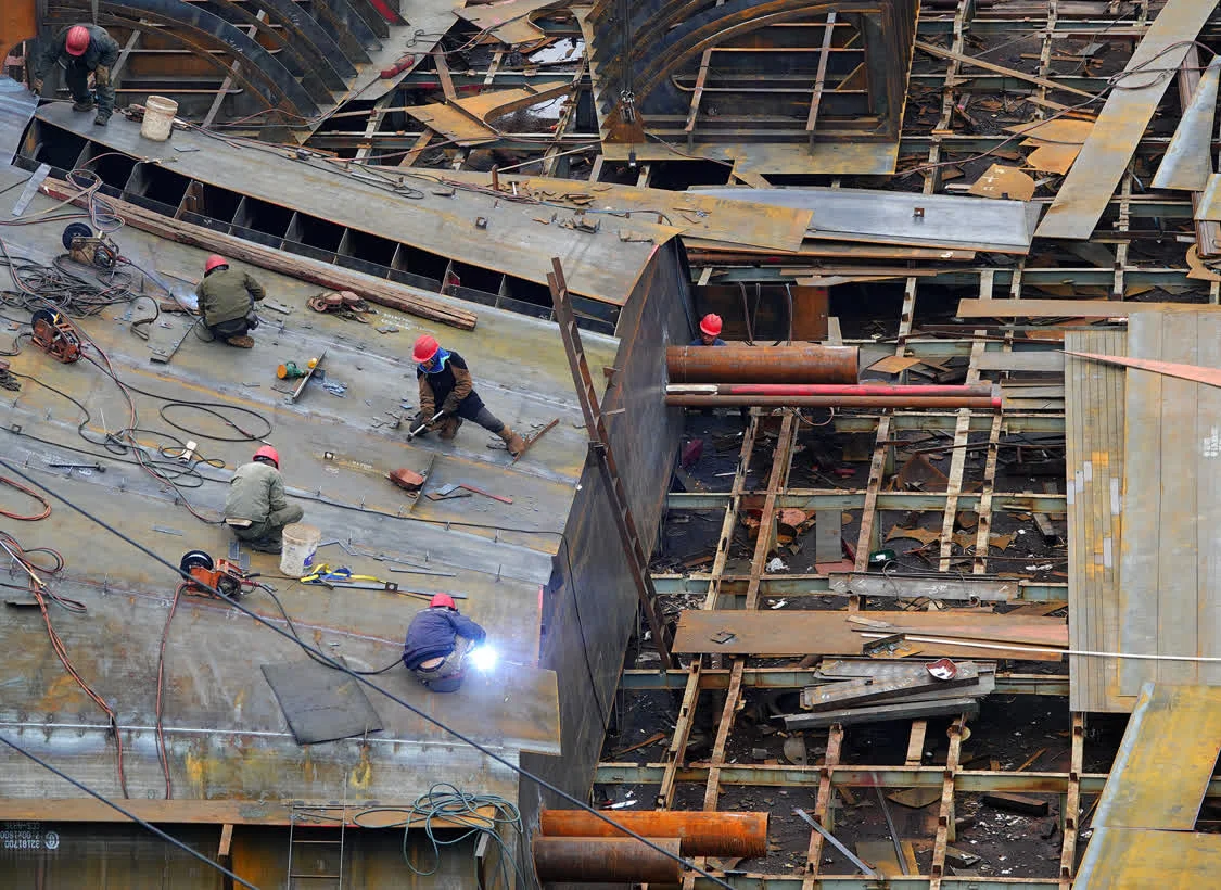 2024年1月20日，湖北宜昌，造船廠工人在造船。 圖自IC Photo