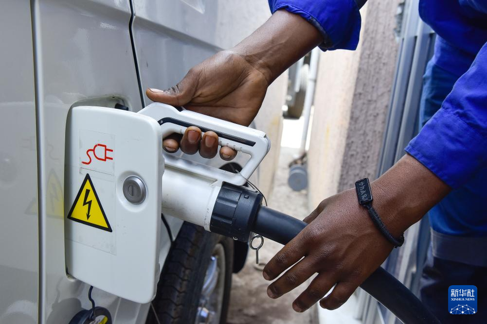 3月6日，工人在埃塞俄比亚首都亚的斯亚贝巴的一座工厂为一辆电动小巴充电。新华社发（迈克尔·特韦尔德摄）