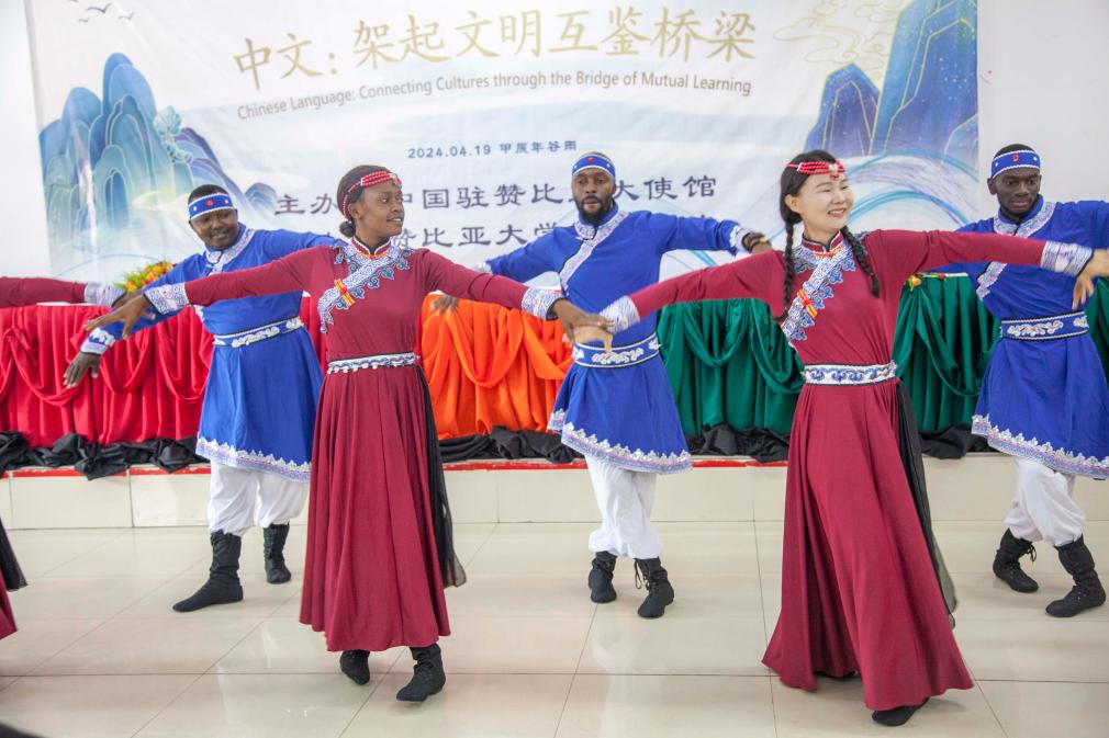 4月19日，在位于卢萨卡的赞比亚大学孔子学院，学生在中文日活动上表演舞蹈。新华社发（马丁·姆班圭塔摄）