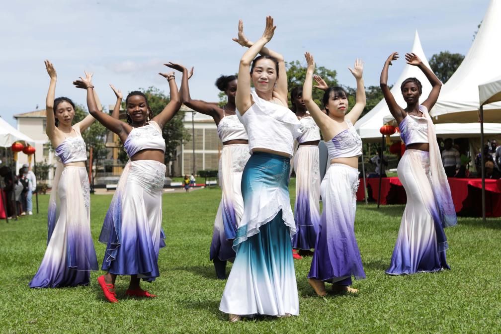 4月20日，在乌干达坎帕拉，中文师生在麦克雷雷大学举行的中文日庆祝活动上表演中国舞蹈节目。新华社发（阿佳拉·纳瓦达摄）