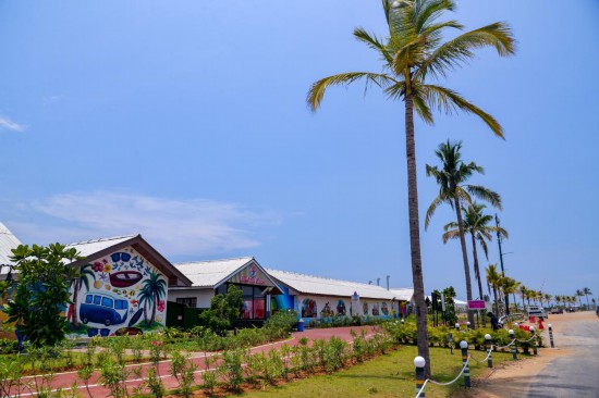 这是3月27日拍摄的斯里兰卡科伦坡港口城的沙滩美食广场。新华社记者徐钦摄