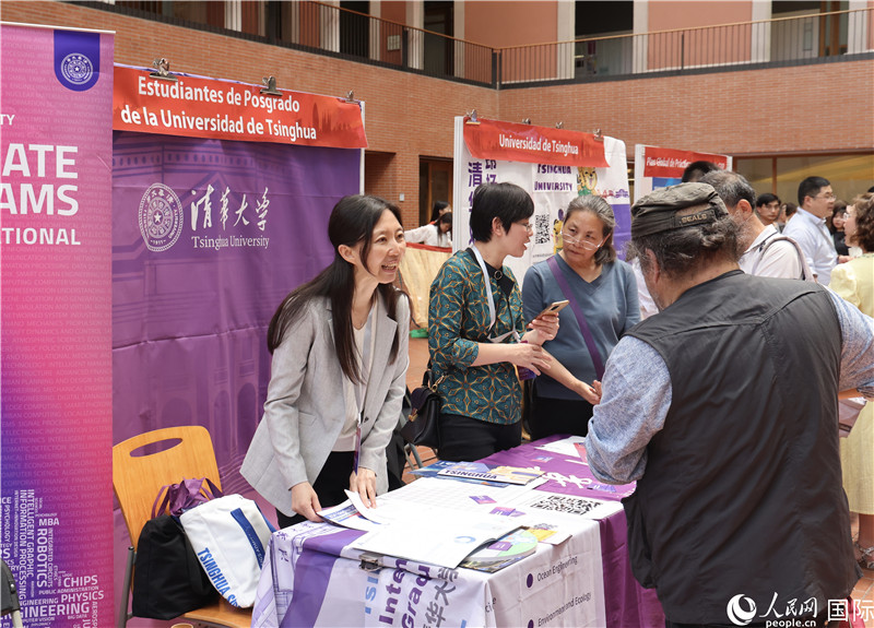 旅西華人華僑在展臺前咨詢。人民網(wǎng)記者 顏歡攝