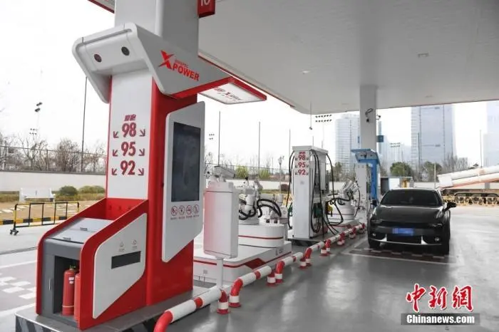 资料图：长沙一加油站，汽车停泊在指定位置进行无人自动加油。中新社记者 杨华峰 摄