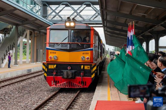   7月20日，首趟老撾泰國跨境鐵路客運列車抵達老撾萬象坎薩瓦站。新華社發(fā)（凱喬攝）