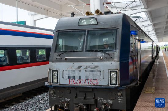 8月5日，由老撾籍火車司機(jī)獨(dú)立駕駛的滿載貨物的列車駛出中老鐵路萬(wàn)象站。新華社發(fā)（凱喬 攝）