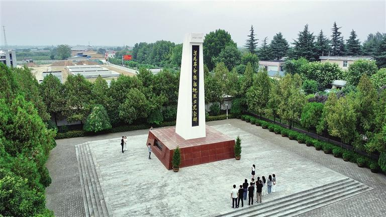 8月2日，游客在參觀渭北革命根據(jù)地烈士紀(jì)念碑。