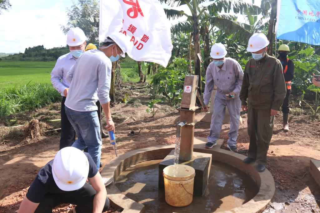 2022年4月11日，在盧旺達(dá)東方省加齊博區(qū)穆拉姆比，工作人員檢查一口中國(guó)援建的水井。新華社發(fā)