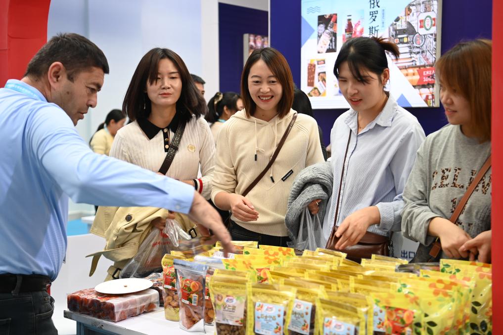 10月25日，觀眾在楊凌農(nóng)高會上合組織國家農(nóng)業(yè)展區(qū)了解農(nóng)產(chǎn)品。新華社記者 鄒競一 攝