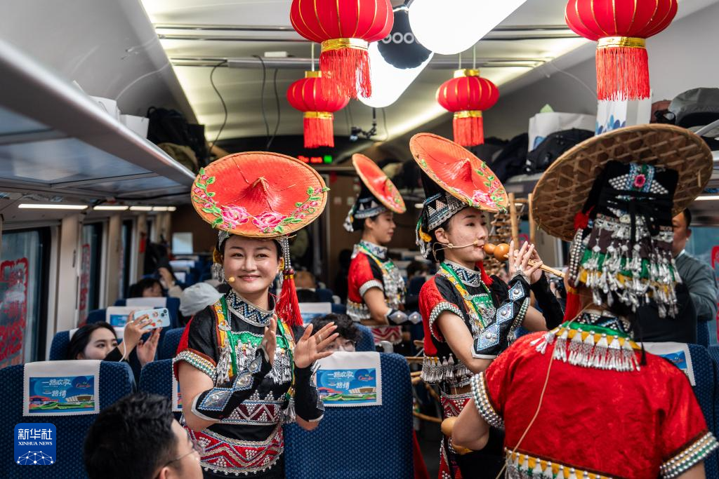 1月14日，玉溪聶耳竹樂團(tuán)的演員在D87次中老鐵路國際旅客列車上表演。新華社記者 胡超 攝