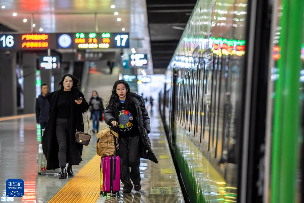 1月14日，乘坐D87次中老鐵路國際旅客列車的旅客在昆明南站進(jìn)站上車。新華社記者 胡超 攝