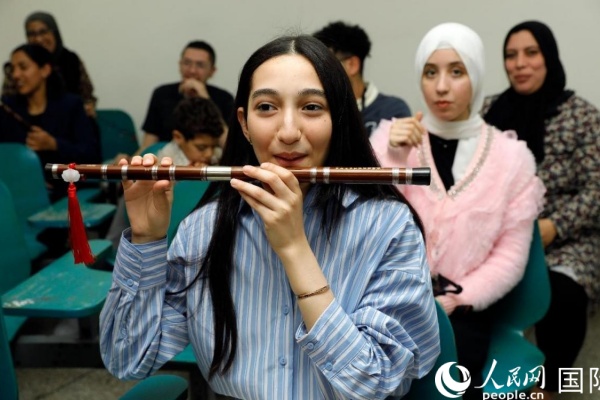 一名摩洛哥大學(xué)生在學(xué)吹笛子。人民網(wǎng) 舒艾卜攝