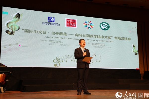 图为李峙参赞致辞。人民网记者 张朋辉摄
