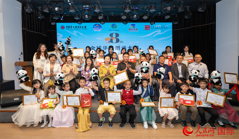 获奖学生与评委老师及嘉宾合影-人民网记者谢佳君摄