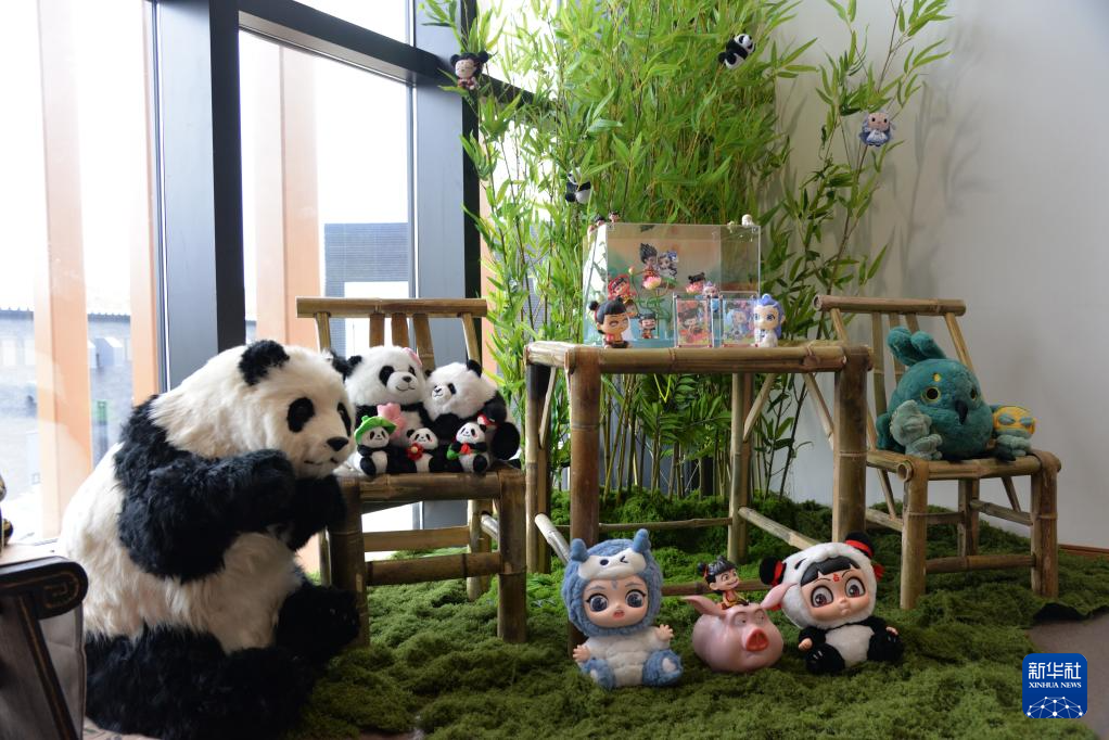 这是4月28日在大阪世博会中国馆拍摄的由四川活动周展示的大熊猫等文创产品。新华社记者 涂一帆 摄