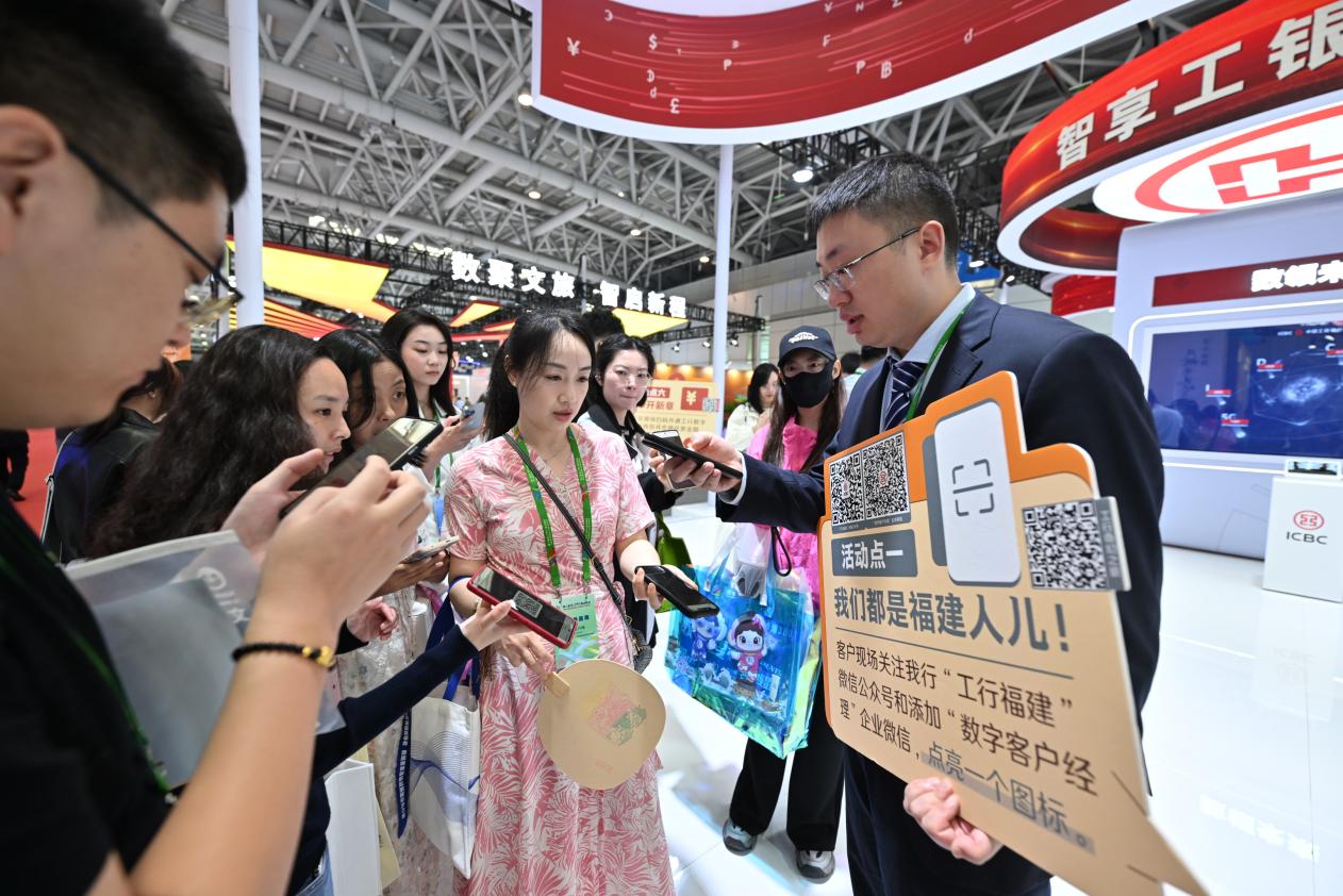 工商銀行展廳豐富多樣的互動活動吸引了大批逛展市民。林雙偉攝