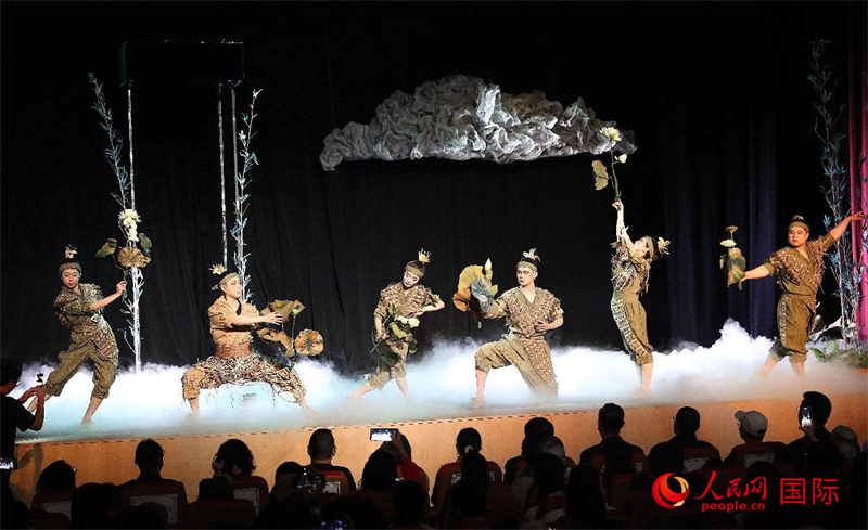 《鷸·蚌·魚(yú)》在拉巴特曼蘇爾劇場(chǎng)演出場(chǎng)景。人民網(wǎng)舒艾卜攝