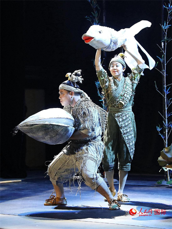 《鷸·蚌·魚(yú)》在拉巴特曼蘇爾劇場(chǎng)演出。人民網(wǎng) 舒艾卜攝