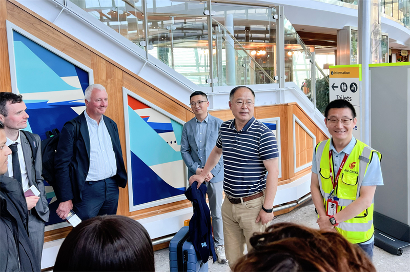中國駐倫敦旅游辦事處主任張力在機場做臨行前的致辭。主辦方供圖