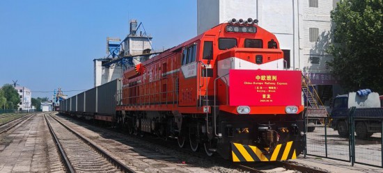 首趟北京至明斯克的中歐班列裝載著汽車配件于今日發(fā)車。（中國鐵路北京局供圖）