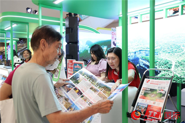 泰國(guó)民眾在活動(dòng)所設(shè)展臺(tái)了解湖南張家界旅游信息。人民網(wǎng)記者 楊一攝