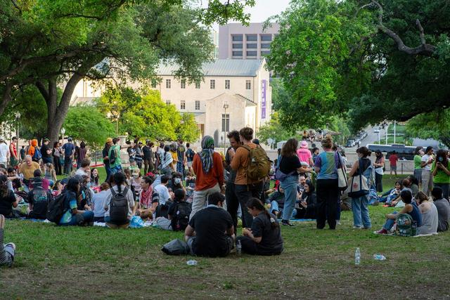 2024年4月24日,人们在美国得克萨斯大学奥斯汀分校校园里举行集会。新华社发(克里斯托弗·达维拉摄)