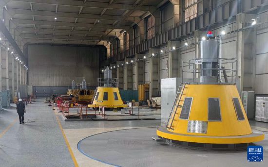 這是2025年6月1日在尼日利亞尼日爾州拍攝的卡因吉水電站內(nèi)的水電機(jī)組。新華社發(fā)（中國電建華東院公司供圖）