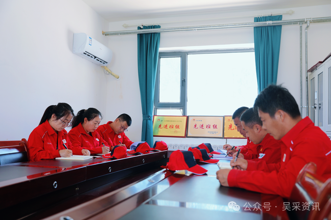 吳起采油廠吳倉(cāng)堡采油隊(duì)633工作站職工進(jìn)行工作例會(huì)攝影：宋美玲.png