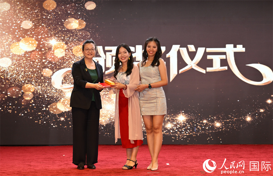 馬珈大使向優(yōu)勝選手頒獎(jiǎng)。人民網(wǎng)記者 謝佳君攝