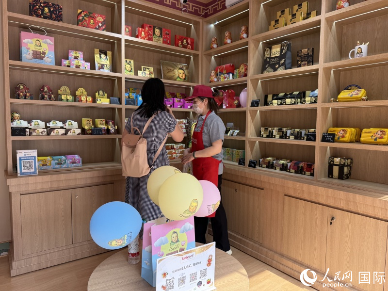 4. 中國游客在俄羅斯食品店中挑選產(chǎn)品。人民網(wǎng)記者楊倩 攝