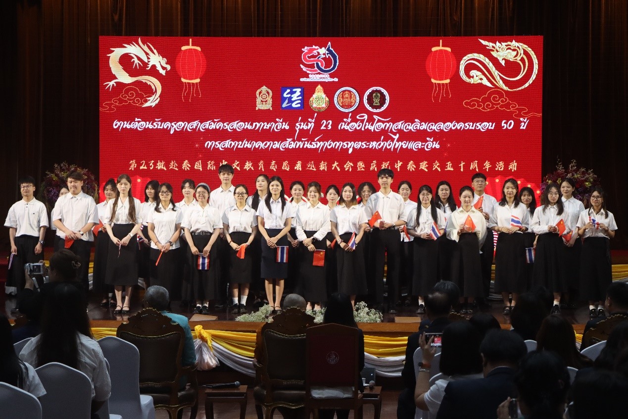 迎新大会上中国志愿者教师合唱。主办方供图