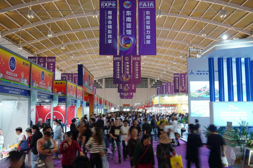 6月21日，南博會(huì)東南亞館內(nèi)人潮涌動(dòng)。新華社記者高詠薇 攝