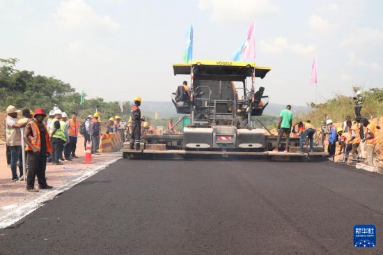 　　5月31日，在剛果（金）首都金沙薩環(huán)線公路項目上，施工人員為道路鋪設(shè)瀝青。 新華社發(fā)（中剛基礎(chǔ)設(shè)施建設(shè)股份有限公司供圖）