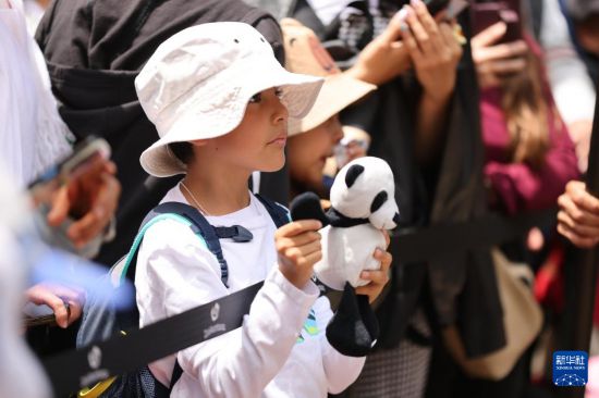 6月29日，在墨西哥首都墨西哥城查普特佩克動物園，游客拿著大熊貓玩偶參加“欣欣”的生日慶祝活動。新華社記者 李夢馨 攝