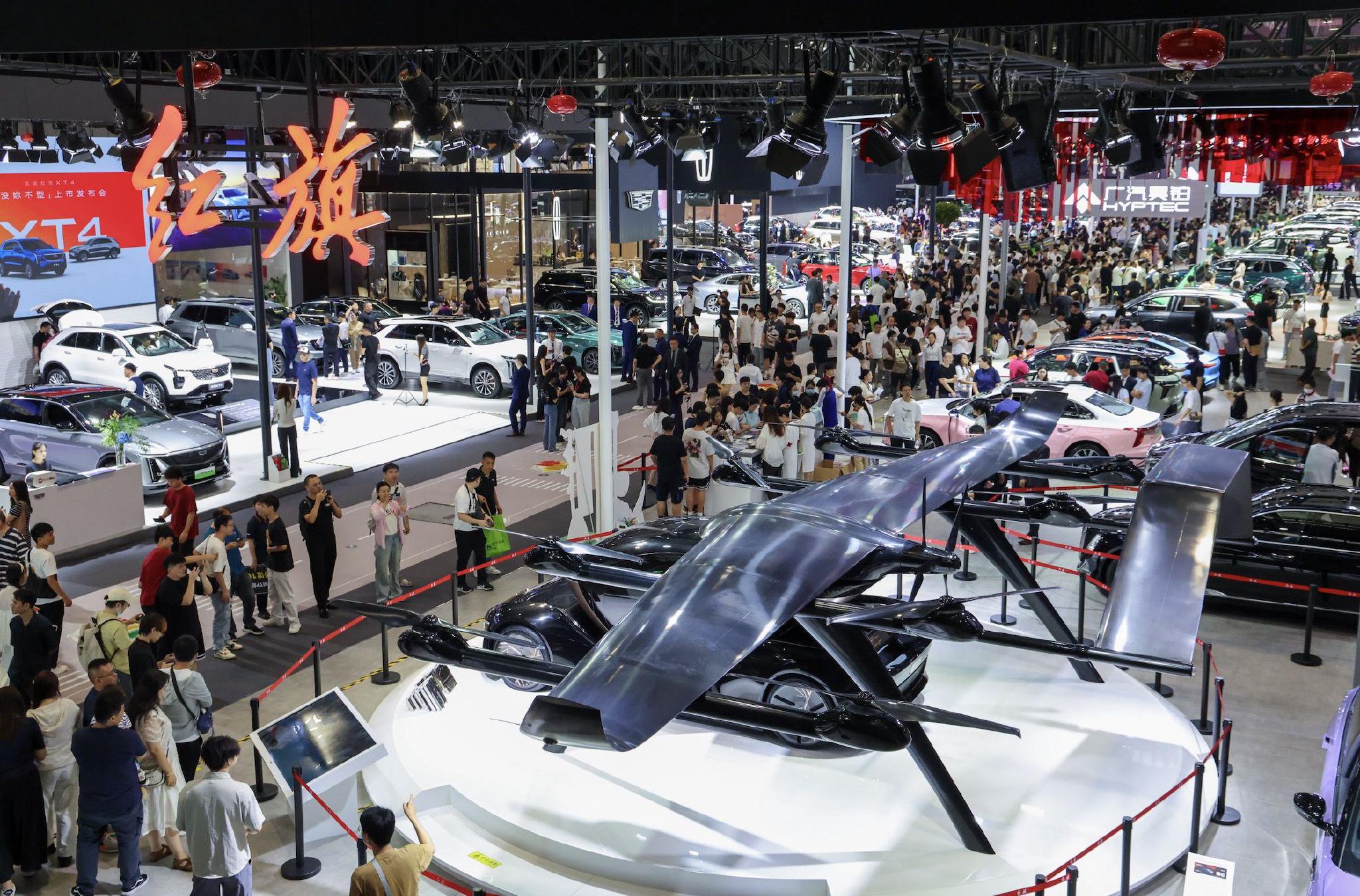 2025粵港澳大灣區車展現場，車企展示各自最新車型。（圖片來源：新華社）