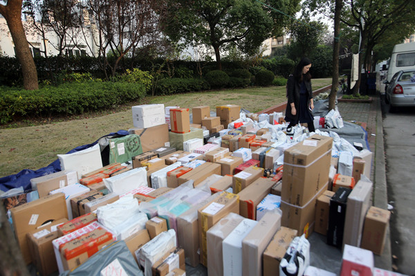 快递占道顽疾难根治 堵路又堵心！_上海滩_新民网