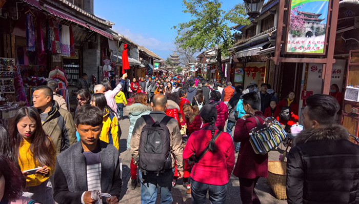 云南副省长参团旅游 被购物商店“1对1”强迫消费|界面新闻 · 中国