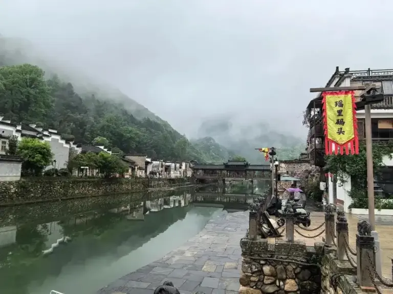 近日，江西景德鎮(zhèn)市浮梁縣瑤里古鎮(zhèn)因門票收費(fèi)問題，陷入了一場不小的風(fēng)波，運(yùn)營方與村民之間產(chǎn)生了明顯分歧。原本免費(fèi)的古鎮(zhèn)突然設(shè)卡收費(fèi)，這一變化不僅打亂了村民的生活節(jié)奏，也讓游客們不知所措。 瑤里古鎮(zhèn)歷史悠久，古名 “窯里”，是景德鎮(zhèn)陶瓷發(fā)祥地，