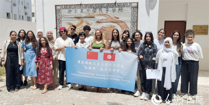 突尼斯青少年在出发前合影。莱拉·阿提特拉赫摄
