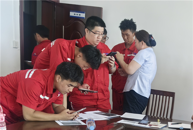 20250718分行營業(yè)部走進代發(fā)單位開展上門辦卡系列金融服務(wù)_副本1