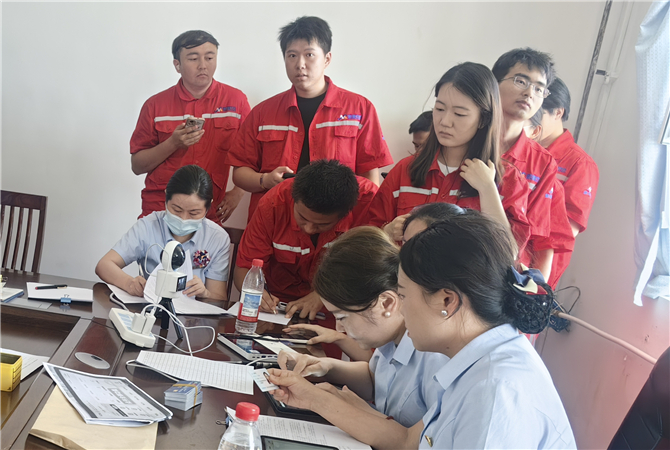 20250718分行營業(yè)部走進代發(fā)單位開展上門辦卡系列金融服務(wù)_副本