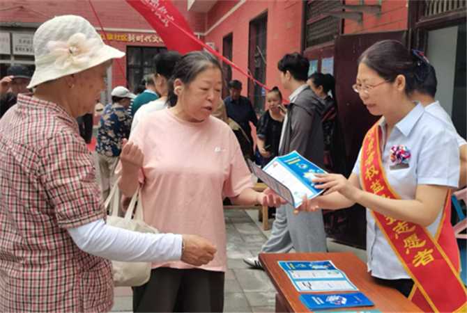 20250718東風支行走進黎明社區(qū)開展反詐宣傳