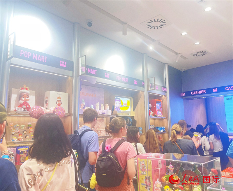泡泡瑪特德國首家門店開業當天，消費者排隊結賬。人民網記者 劉赫攝