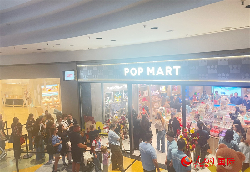 泡泡瑪特德國首家門店開業當天，消費者在門口排隊等候。人民網記者 劉赫攝